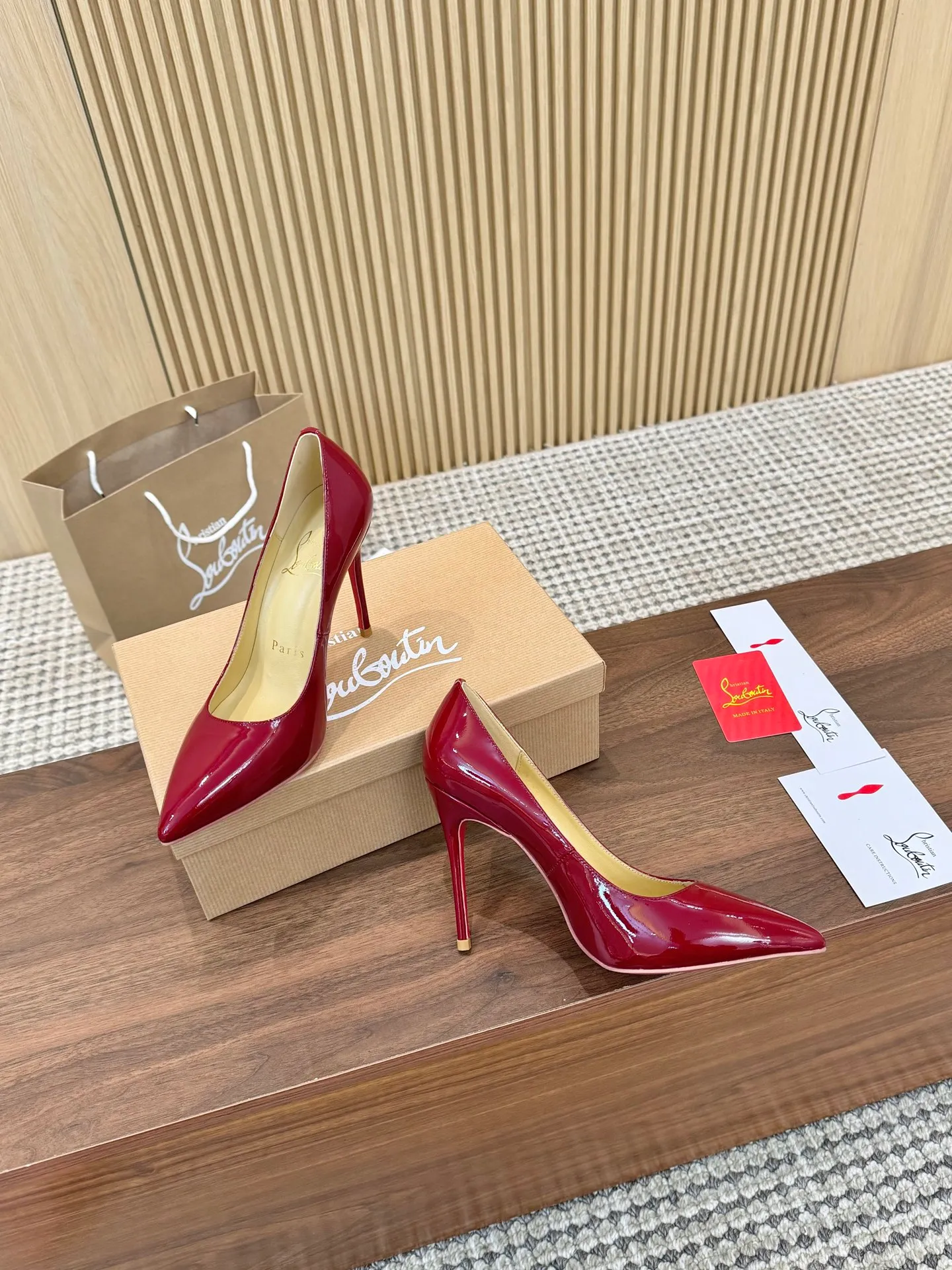 👟👟Ex-factory price 440👟👟 Genuine leather sole +40 Year-round shipment💝Christian Louboutin CL👠 Classic "💎Cow Patent Leather💎Series" noble and luxurious, real blingbling✨ Real materials, all customized by the pattern maker, and the materials are made of original customized materials, achieving the taste of the original 6 color options💍 Upper: Imported 👉Cow patent leather💪 Lining: Sheepskin foot pad/lining Size: 34-40.41.42 Heel height: 10.5cm and 8.5cm two options Leather sole Rubber sole